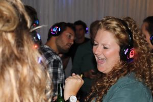 Tijdens Silent Disco zingt Jessy mee